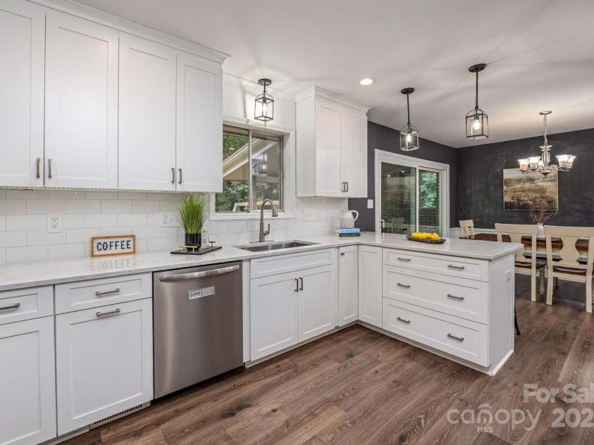 411 Saint Andrews Road, Statesville, NC 28625.  MLS# CAR4266848, YatesRealty ID 27540. Stainless appliances, quartz countertops