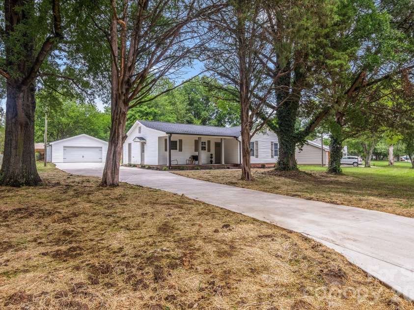 12101 Charing Grove Lane, Charlotte, NC 28273.  MLS# CAR4384100, YatesRealty ID 27542. 