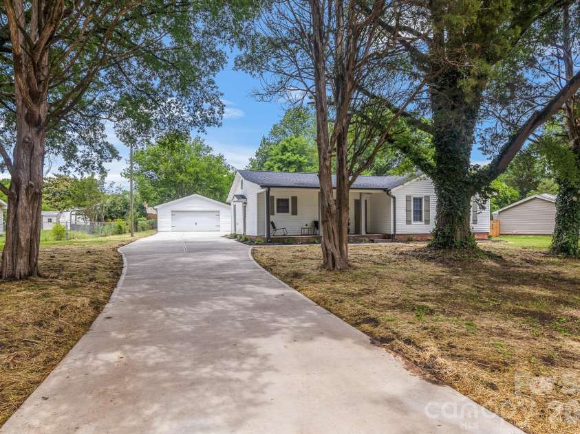 12101 Charing Grove Lane, Charlotte, NC 28273.  MLS# CAR4384100, YatesRealty ID 27542. 