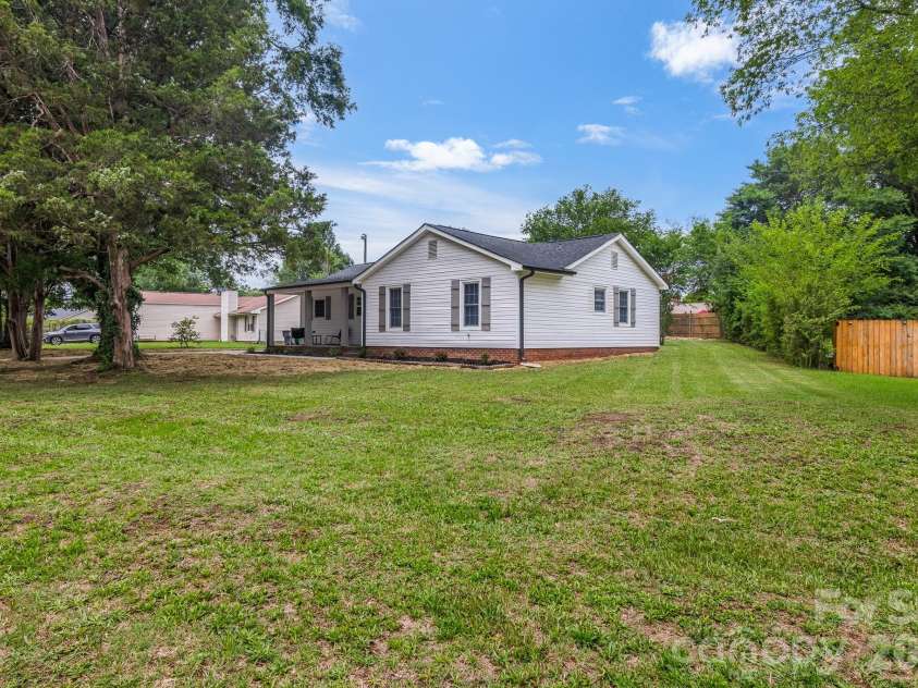 12101 Charing Grove Lane, Charlotte, NC 28273.  MLS# CAR4384100, YatesRealty ID 27542. 