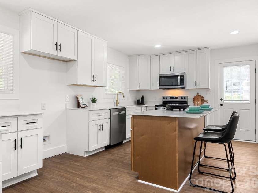 12101 Charing Grove Lane, Charlotte, NC 28273.  MLS# CAR4384100, YatesRealty ID 27542. 
