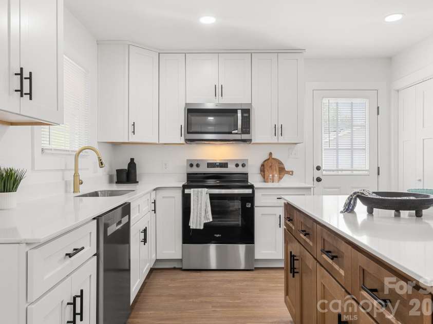 12101 Charing Grove Lane, Charlotte, NC 28273.  MLS# CAR4384100, YatesRealty ID 27542. 