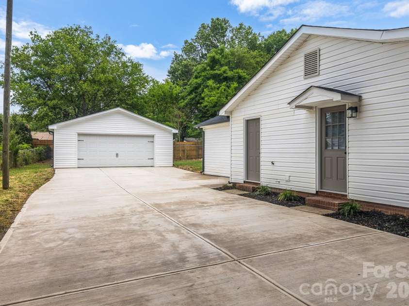 12101 Charing Grove Lane, Charlotte, NC 28273.  MLS# CAR4384100, YatesRealty ID 27542. 