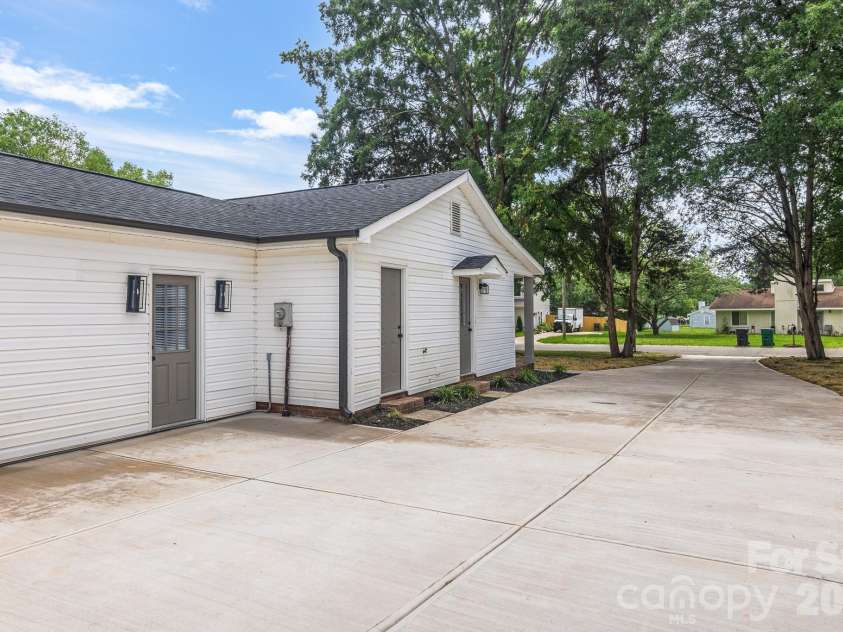 12101 Charing Grove Lane, Charlotte, NC 28273.  MLS# CAR4384100, YatesRealty ID 27542. 