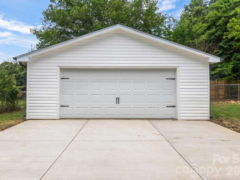 12101 Charing Grove Lane, Charlotte, NC 28273.  MLS# CAR4384100, YatesRealty ID 27542. 