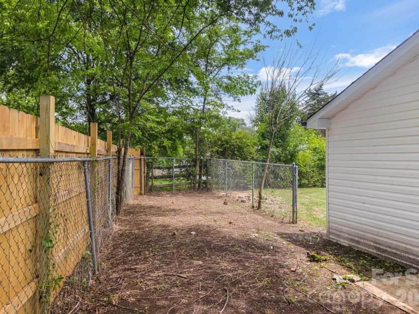 12101 Charing Grove Lane, Charlotte, NC 28273.  MLS# CAR4384100, YatesRealty ID 27542. 
