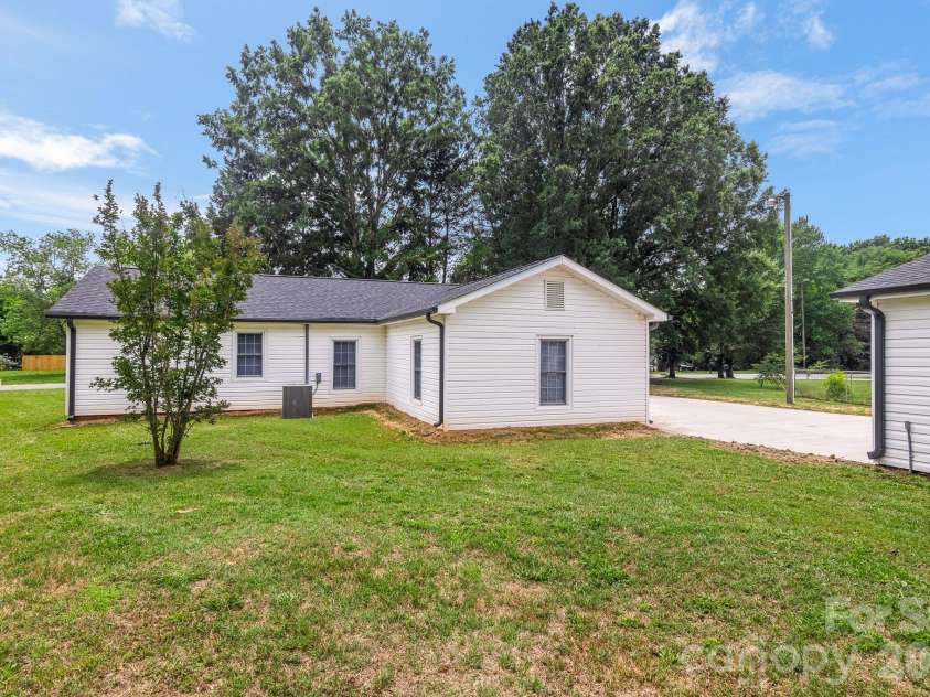 12101 Charing Grove Lane, Charlotte, NC 28273.  MLS# CAR4384100, YatesRealty ID 27542. 
