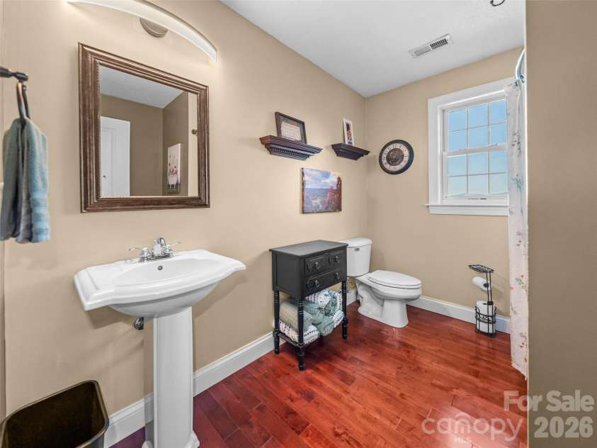 350 Vista Point Drive, Weaverville, NC 28787.  MLS# CAR4384418, YatesRealty ID 27543. Upper bath