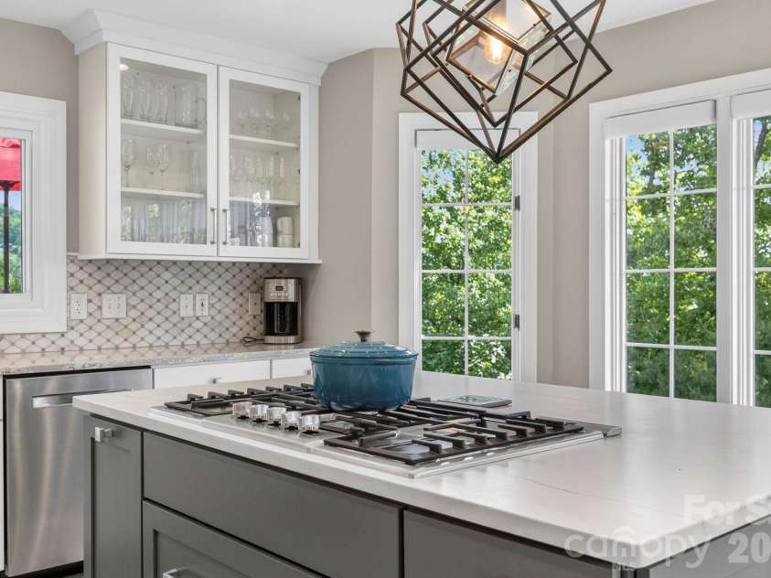 152 Skyview Circle, Asheville, NC 28804.  MLS# CAR4384126, YatesRealty ID 27544. 