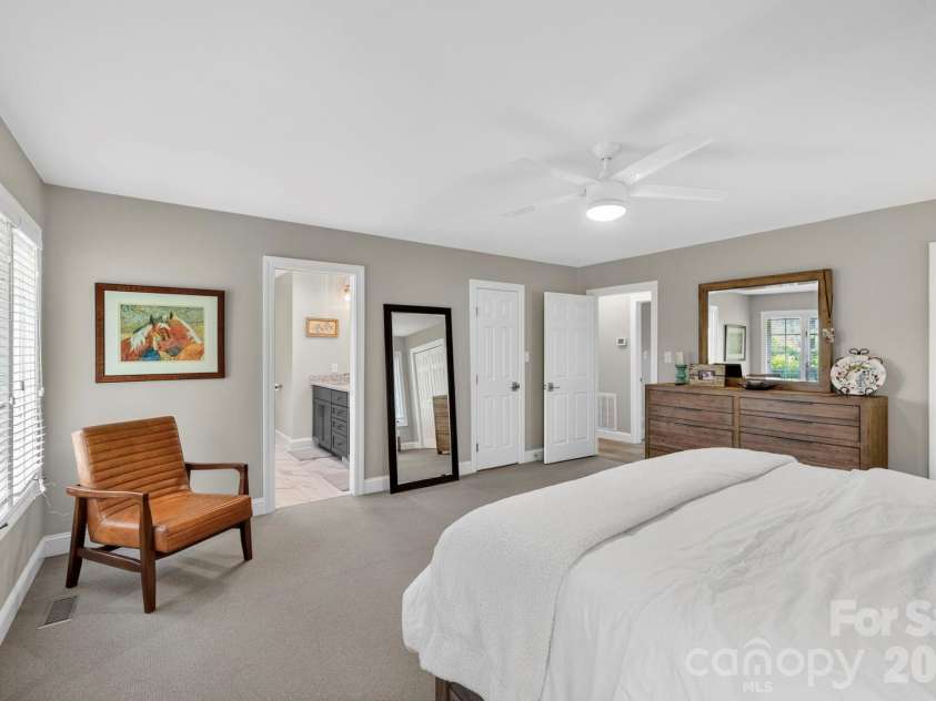 152 Skyview Circle, Asheville, NC 28804.  MLS# CAR4384126, YatesRealty ID 27544. 