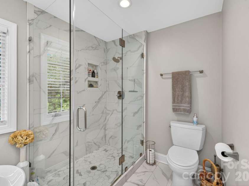 152 Skyview Circle, Asheville, NC 28804.  MLS# CAR4384126, YatesRealty ID 27544. 