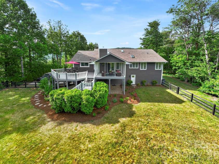 152 Skyview Circle, Asheville, NC 28804.  MLS# CAR4384126, YatesRealty ID 27544. 
