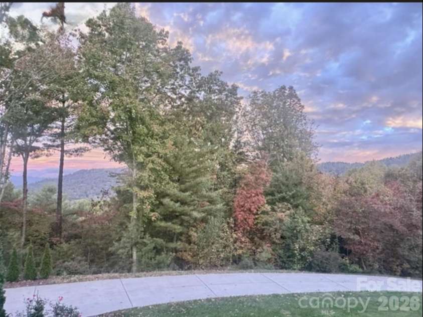 152 Skyview Circle, Asheville, NC 28804.  MLS# CAR4384126, YatesRealty ID 27544. Beautiful fall views