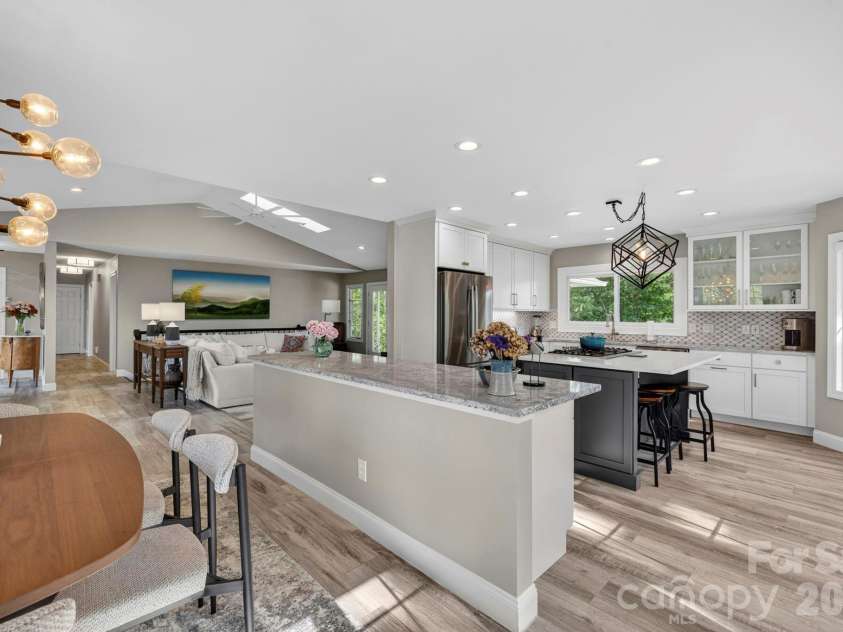 152 Skyview Circle, Asheville, NC 28804.  MLS# CAR4384126, YatesRealty ID 27544. Dining opens into the kitchen