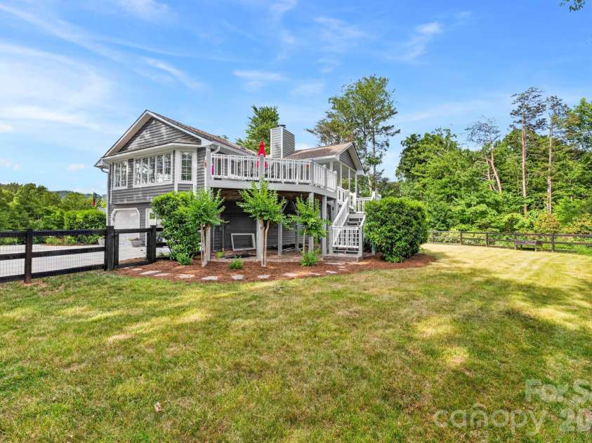 152 Skyview Circle, Asheville, NC 28804.  MLS# CAR4384126, YatesRealty ID 27544. Everyone will have yard envy for sure