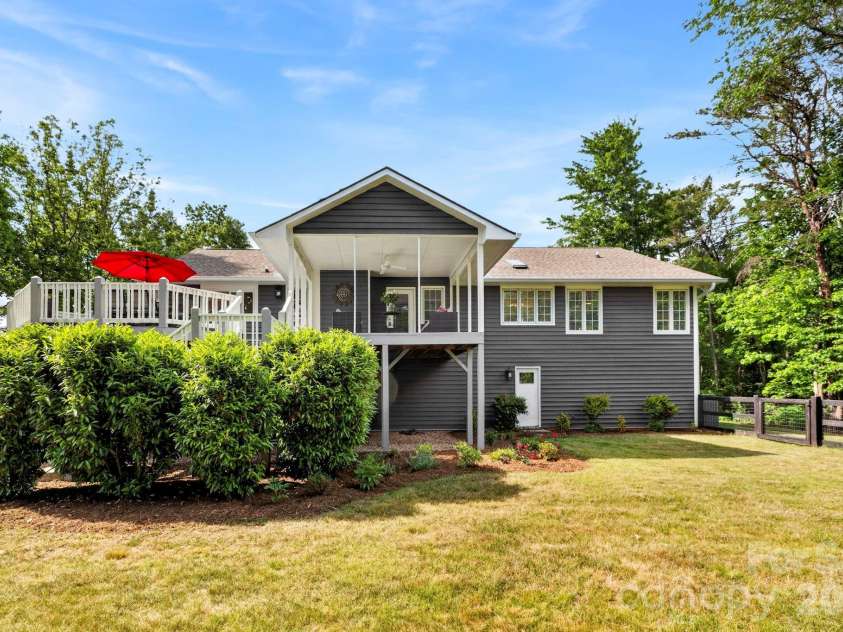 152 Skyview Circle, Asheville, NC 28804.  MLS# CAR4384126, YatesRealty ID 27544. Fenced in backyard