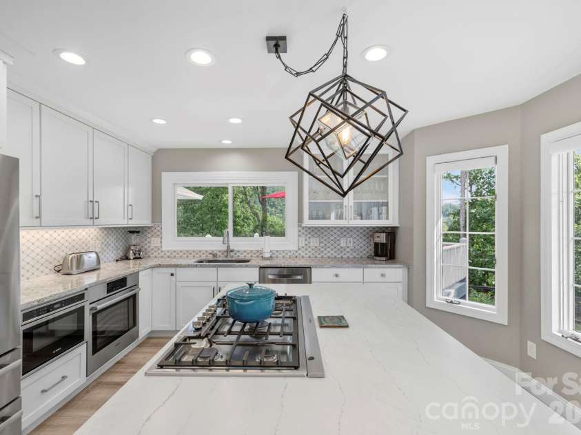 152 Skyview Circle, Asheville, NC 28804.  MLS# CAR4384126, YatesRealty ID 27544. Gas range