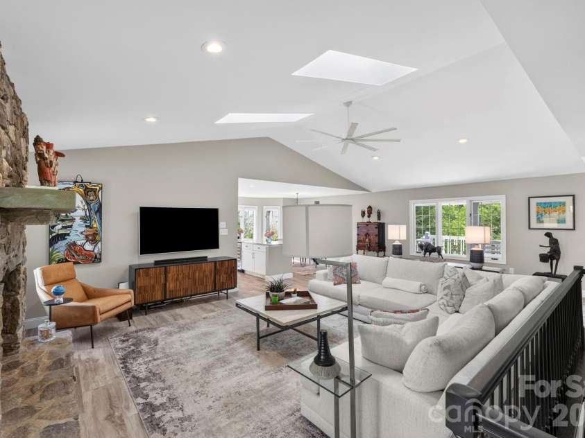 152 Skyview Circle, Asheville, NC 28804.  MLS# CAR4384126, YatesRealty ID 27544. Living area opens into the dining area