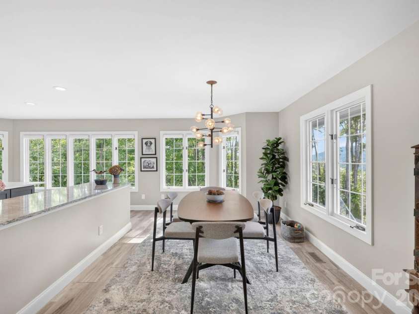 152 Skyview Circle, Asheville, NC 28804.  MLS# CAR4384126, YatesRealty ID 27544. Open dining room surrounded by windowns