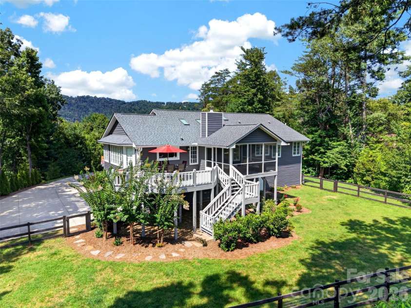 152 Skyview Circle, Asheville, NC 28804.  MLS# CAR4384126, YatesRealty ID 27544. Sizeable fenced in backyard with direct access from the mudroom or back deck.