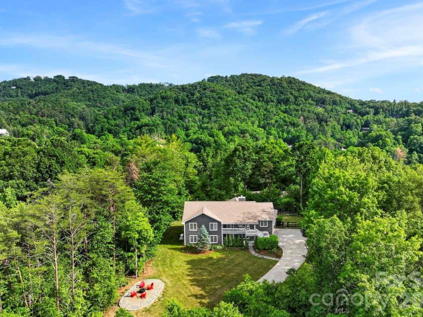 152 Skyview Circle, Asheville, NC 28804.  MLS# CAR4384126, YatesRealty ID 27544. So private yet so convenient