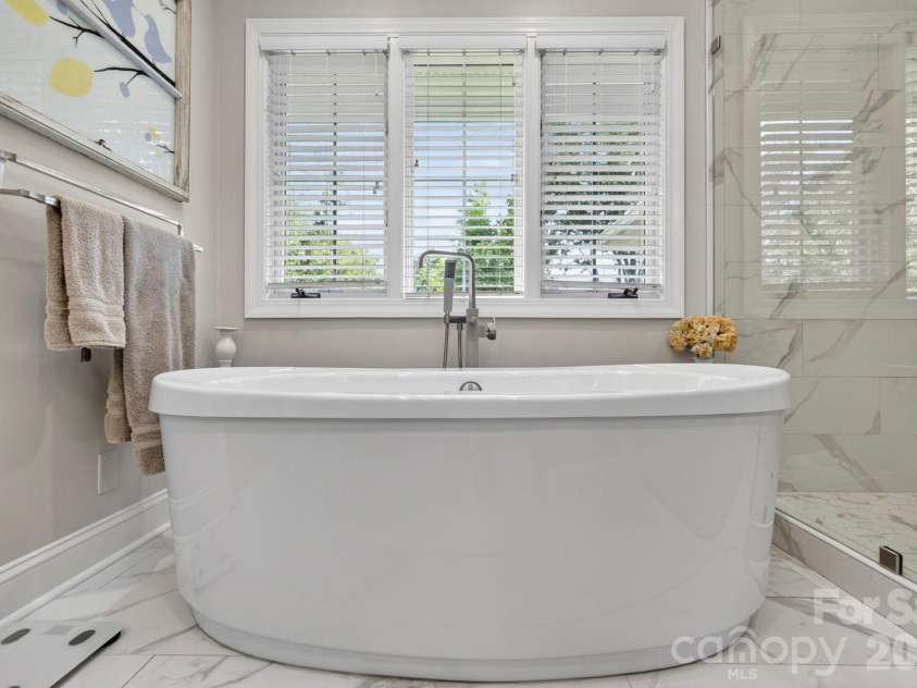 152 Skyview Circle, Asheville, NC 28804.  MLS# CAR4384126, YatesRealty ID 27544. Soaking tub