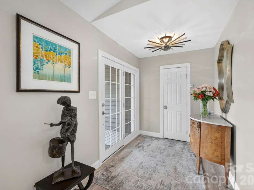 152 Skyview Circle, Asheville, NC 28804.  MLS# CAR4384126, YatesRealty ID 27544. Stylish foyer