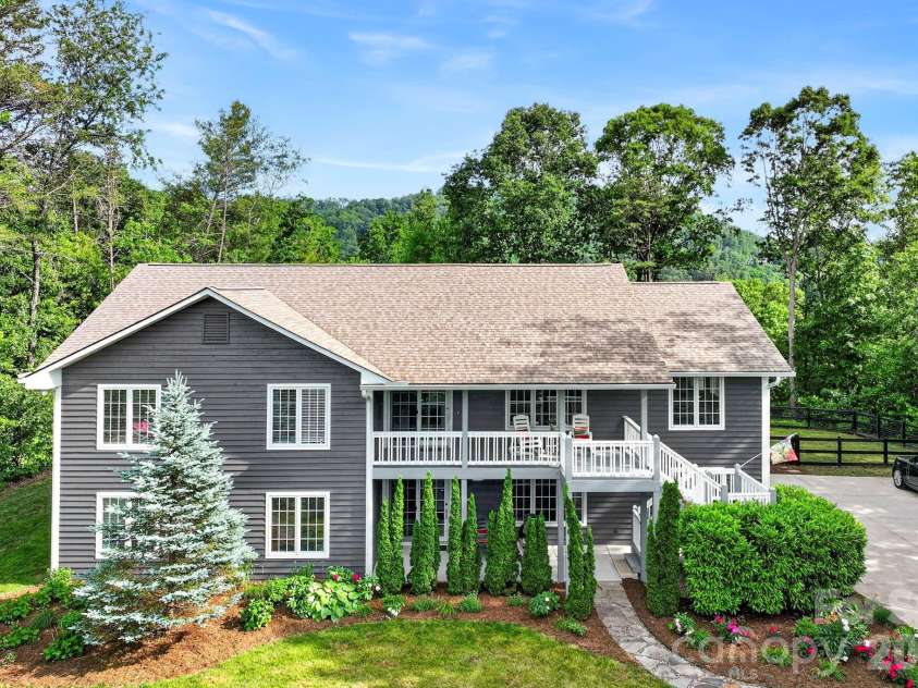 152 Skyview Circle, Asheville, NC 28804.  MLS# CAR4384126, YatesRealty ID 27544. Welcome to 152 Skyview Circle!