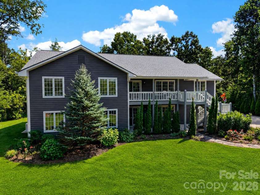 152 Skyview Circle, Asheville, NC 28804.  MLS# CAR4384126, YatesRealty ID 27544. Well maintained home that has been freshly painted.