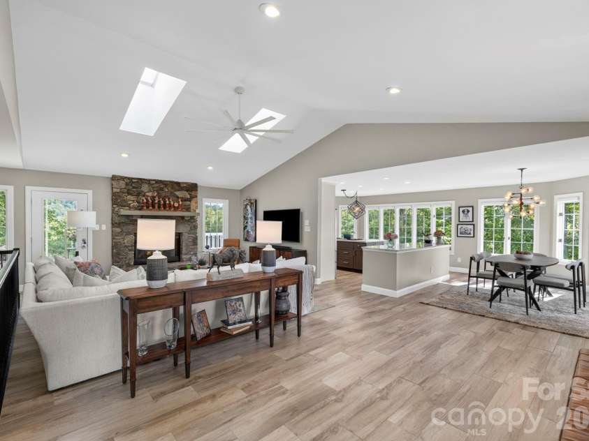 152 Skyview Circle, Asheville, NC 28804.  MLS# CAR4384126, YatesRealty ID 27544. Wide open floorplan with high ceilings