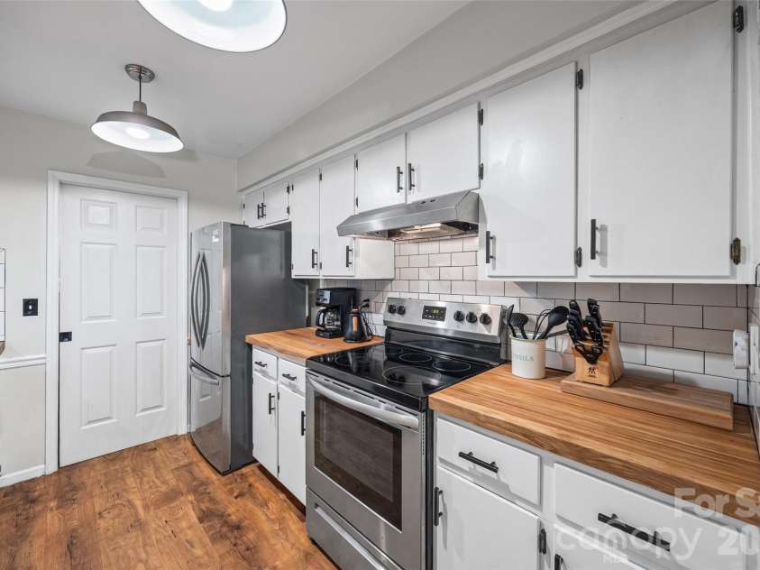 122 Foxwood Village Drive, Fort Mill, SC 29715.  MLS# CAR4383858, YatesRealty ID 27545. Kitchen