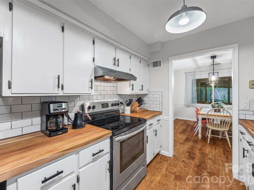 122 Foxwood Village Drive, Fort Mill, SC 29715.  MLS# CAR4383858, YatesRealty ID 27545. Kitchen