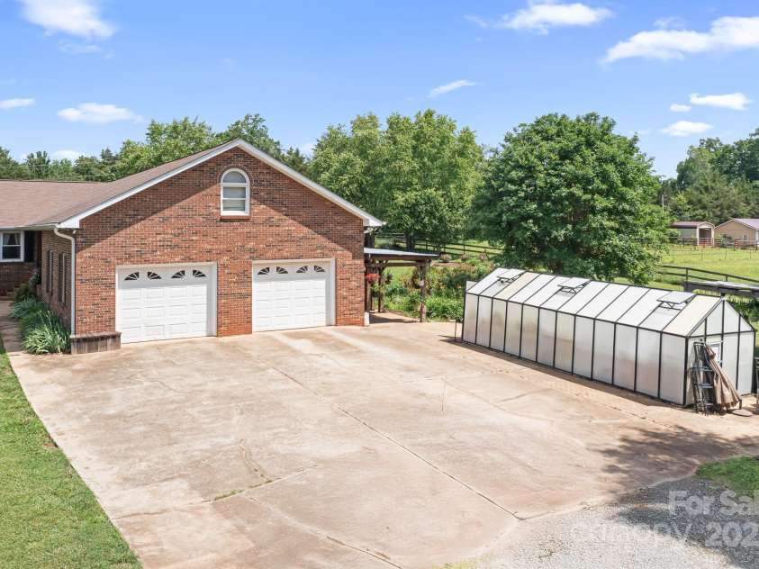 4026 Biggerstaff Road, Maiden, NC 28650.  MLS# CAR4266952, YatesRealty ID 27545. Oversized 2-car garage and greenhouse