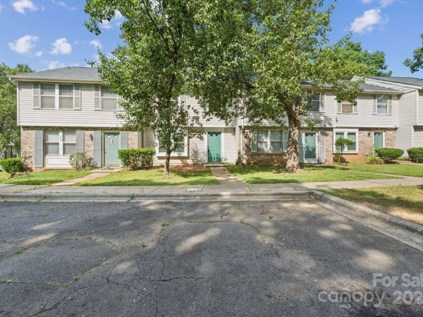 5226 Fair Wind Lane, Charlotte, NC 28212.  MLS# CAR4271058, YatesRealty ID 27547. 
