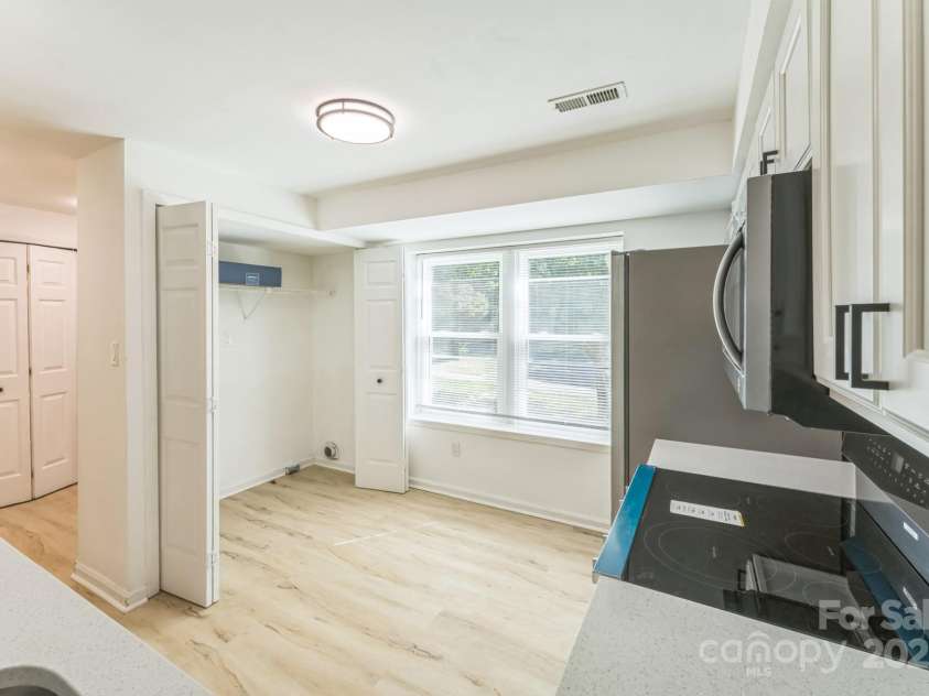 5226 Fair Wind Lane, Charlotte, NC 28212.  MLS# CAR4271058, YatesRealty ID 27547. 