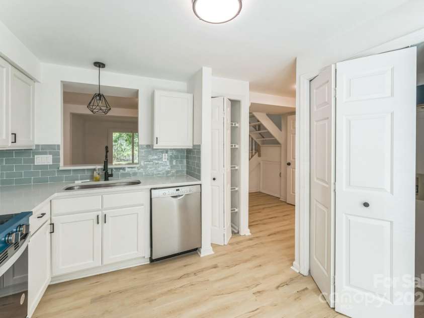 5226 Fair Wind Lane, Charlotte, NC 28212.  MLS# CAR4271058, YatesRealty ID 27547. 