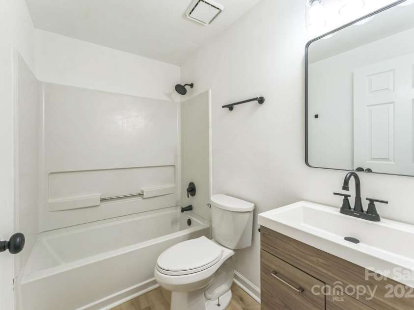 5226 Fair Wind Lane, Charlotte, NC 28212.  MLS# CAR4271058, YatesRealty ID 27547. 