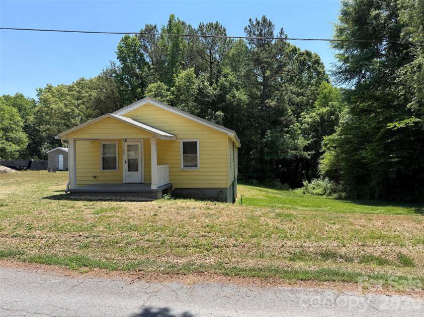 909 Cub Street, Kannapolis, NC 28081.  MLS# CAR4374940, YatesRealty ID 27547. 