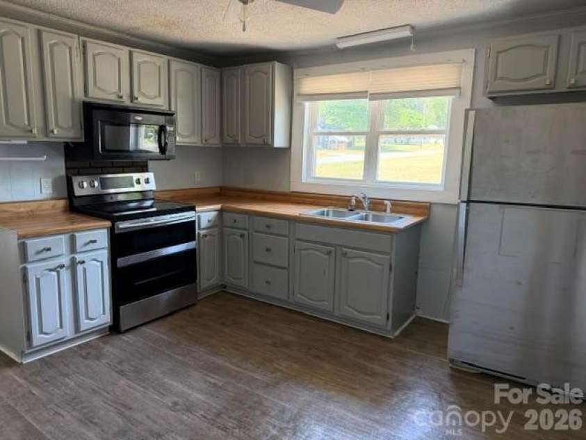 909 Cub Street, Kannapolis, NC 28081.  MLS# CAR4374940, YatesRealty ID 27547. Kitchen