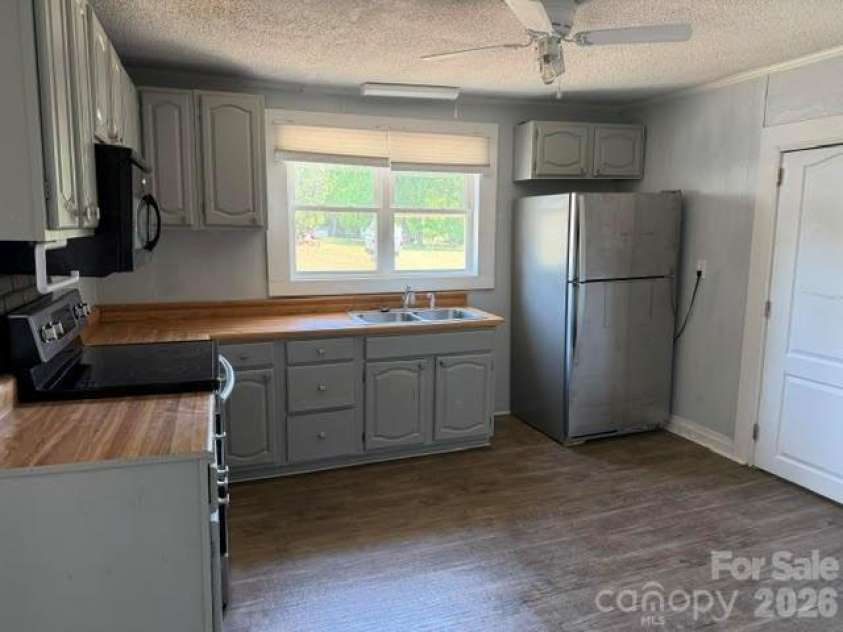 909 Cub Street, Kannapolis, NC 28081.  MLS# CAR4374940, YatesRealty ID 27547. Kitchen