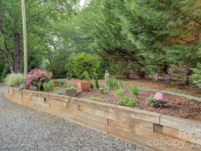 15425 Rocky River Road, Davidson, NC 28036.  MLS# CAR4382327, YatesRealty ID 27548. Raised garden bed along driveway in back