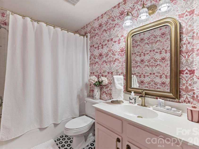 1144 1st Street, Charlotte, NC 28202.  MLS# CAR4336221, YatesRealty ID 2755. Designer-Updated Guest Bath