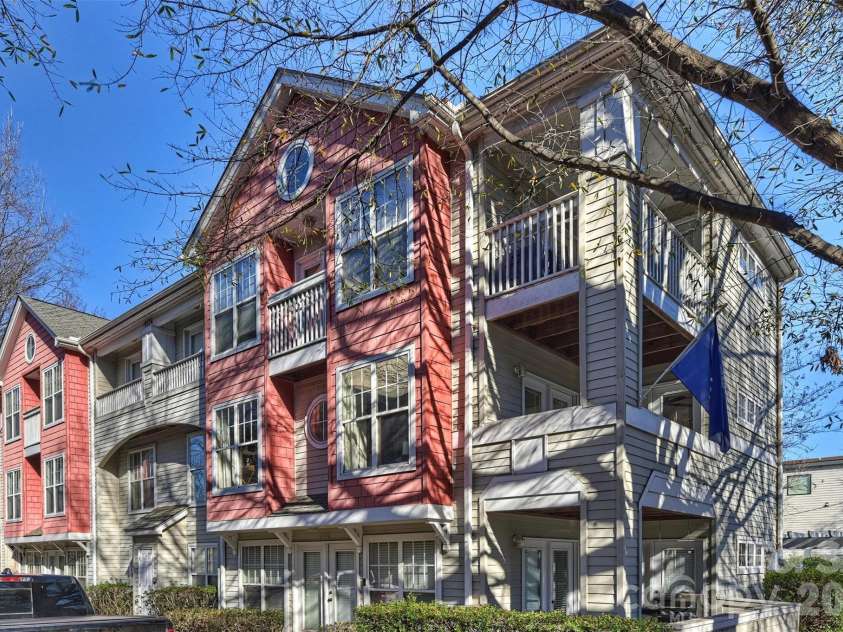 1144 1st Street, Charlotte, NC 28202.  MLS# CAR4336221, YatesRealty ID 2755. Welcome Home to this Prime Spot in Third Ward! Stadium, park, quiet street, coffee shop, private parking lot...what could be better? 