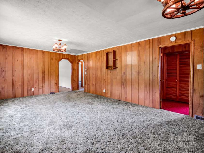 40 Country View Lane, Hendersonville, NC 28792.  MLS# CAR4283391, YatesRealty ID 2755. 