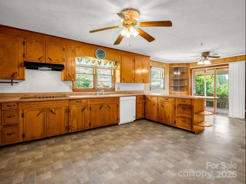 40 Country View Lane, Hendersonville, NC 28792.  MLS# CAR4283391, YatesRealty ID 2755. 