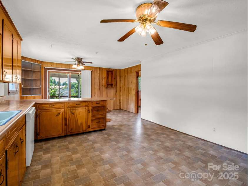 40 Country View Lane, Hendersonville, NC 28792.  MLS# CAR4283391, YatesRealty ID 2755. 