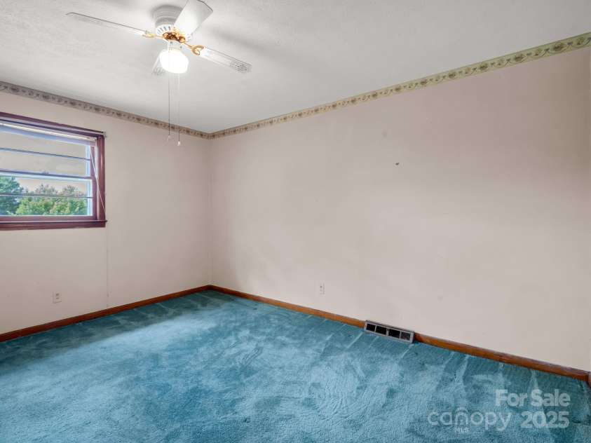 40 Country View Lane, Hendersonville, NC 28792.  MLS# CAR4283391, YatesRealty ID 2755. 