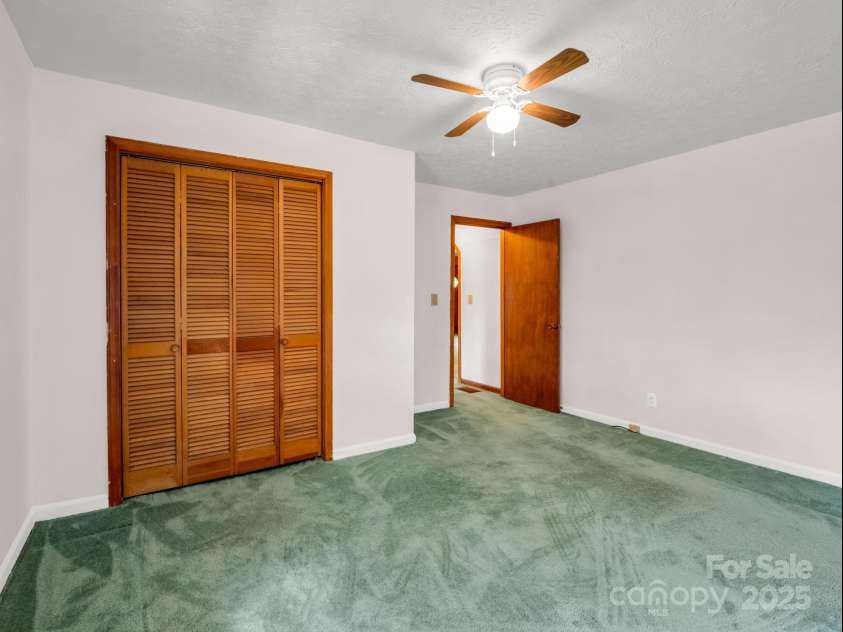 40 Country View Lane, Hendersonville, NC 28792.  MLS# CAR4283391, YatesRealty ID 2755. 