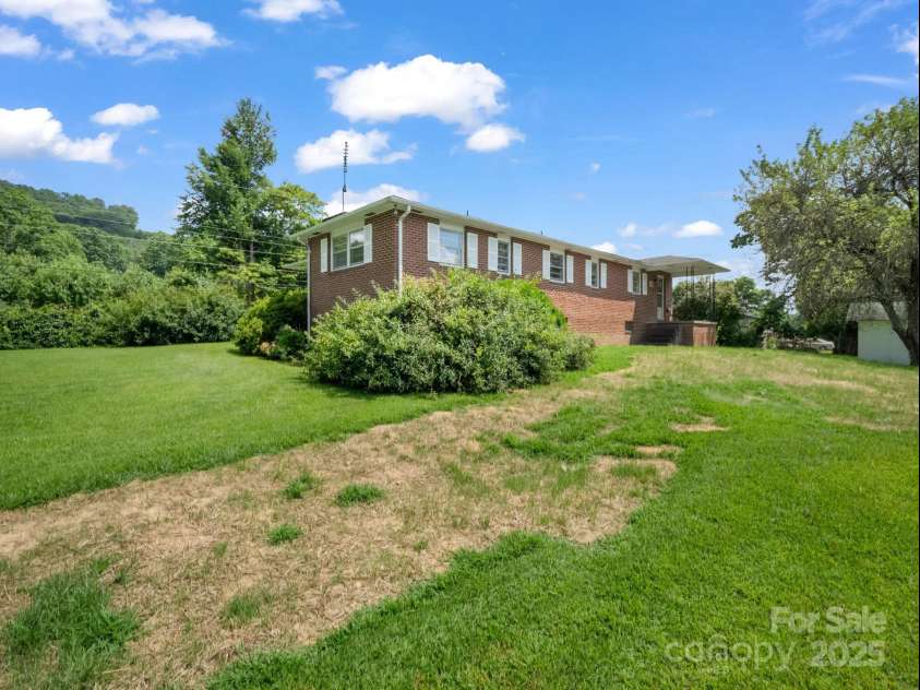 40 Country View Lane, Hendersonville, NC 28792.  MLS# CAR4283391, YatesRealty ID 2755. 