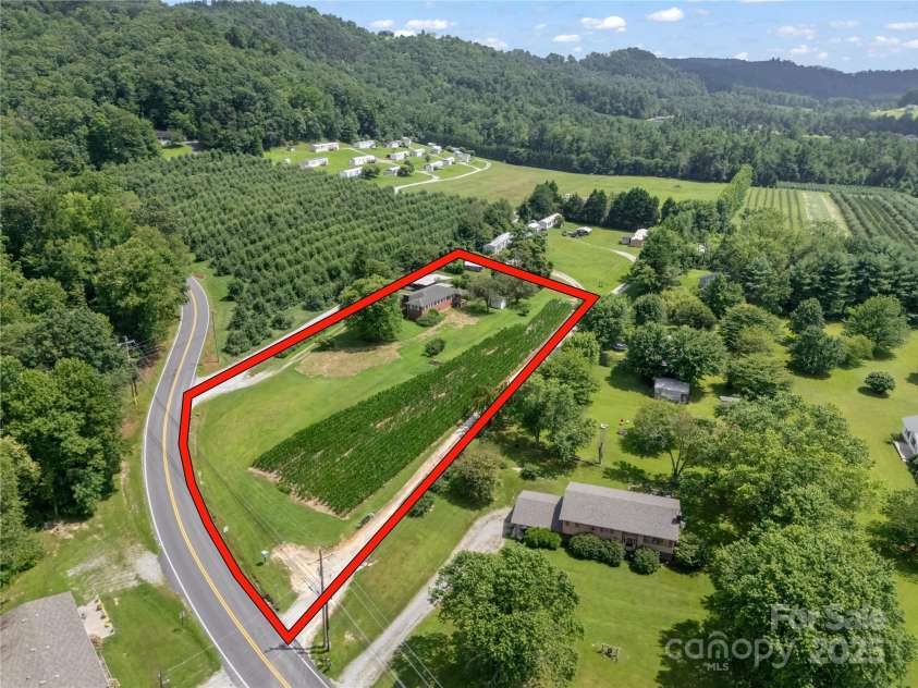 40 Country View Lane, Hendersonville, NC 28792.  MLS# CAR4283391, YatesRealty ID 2755. 